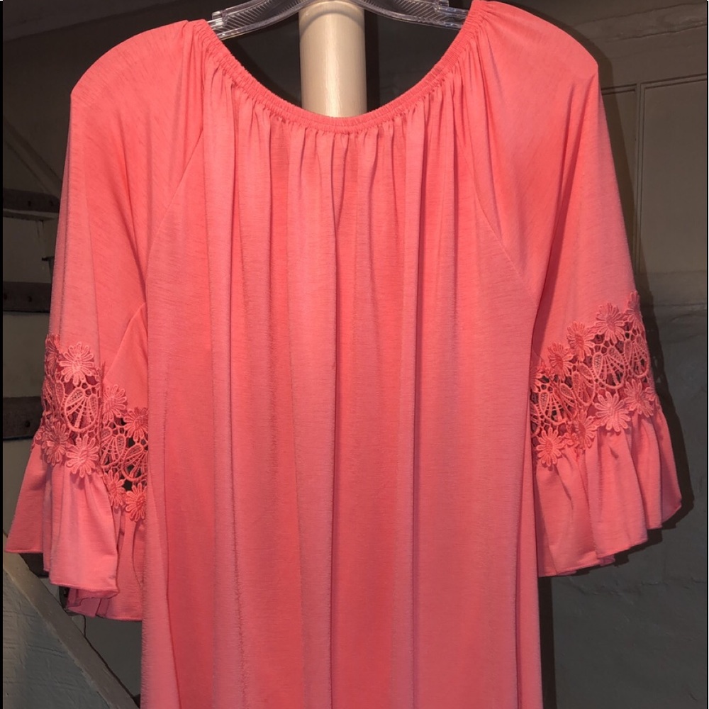 Fab coral tunic w/ lace detail on sleeves!